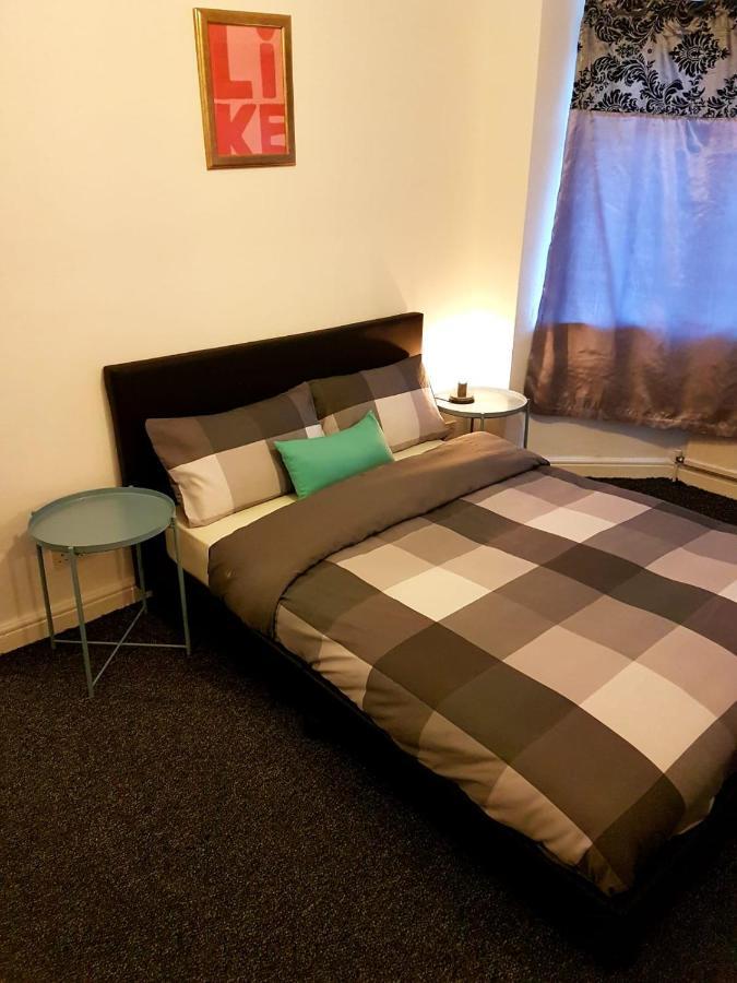 Budget House In Gants Hill Bed & Breakfast Ilford Exterior photo
