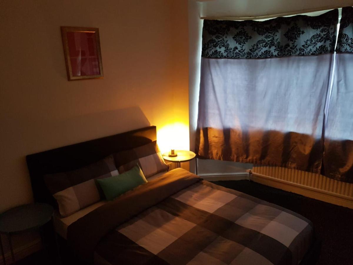 Budget House In Gants Hill Bed & Breakfast Ilford Exterior photo
